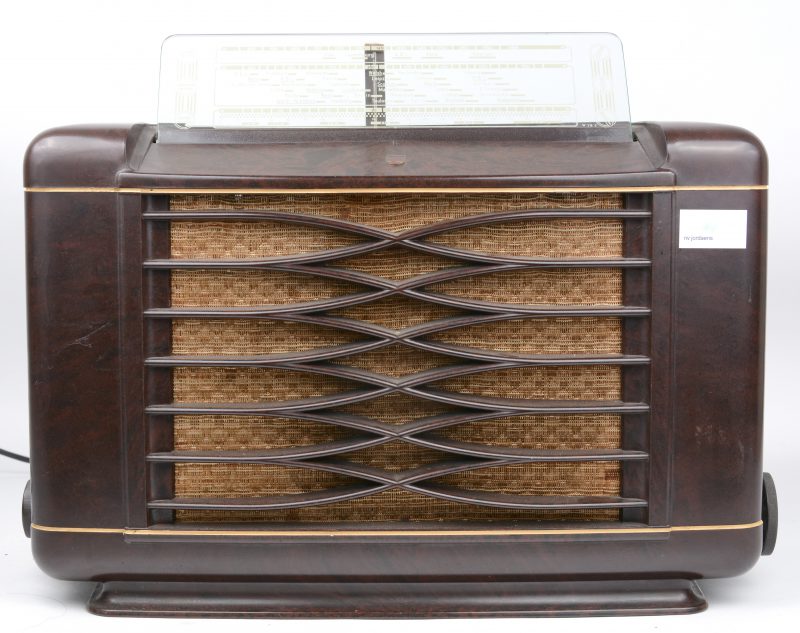 Een oude radio in bakelieten kast. Jaren ‘40.