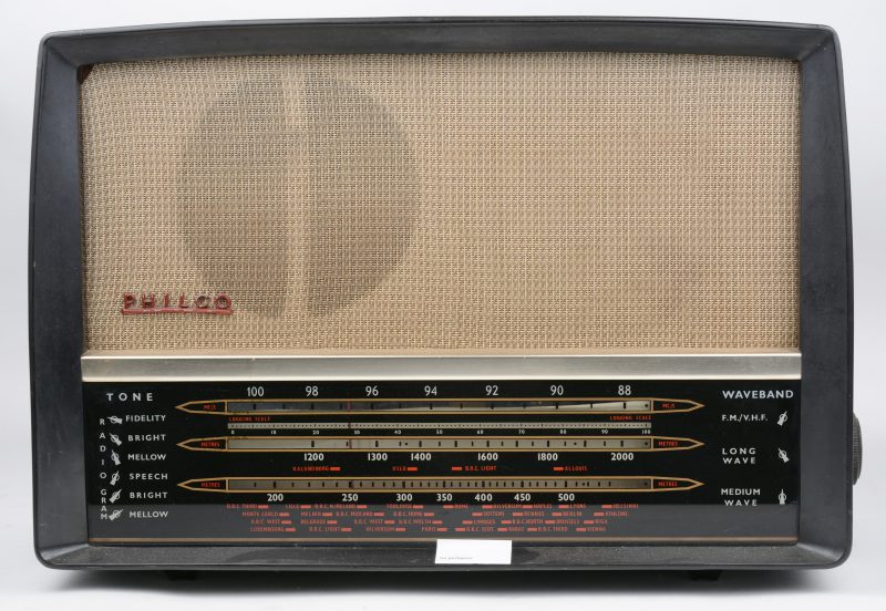 Een oude radio in bakelieten kast. Model A.3610.
