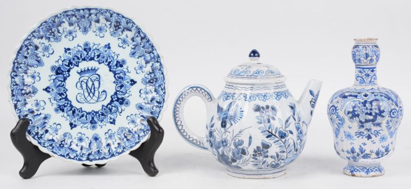 Een lot XVIIIe eeuws Delfts aardewerk, bestaande uit een vaasje, gemerkt van de Drie Klokken, een theepotje met bloemendecor en een geribd bordje.