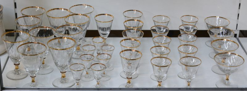 Een glazenservies van Booms glas met gouden randje. 37 stuks.
