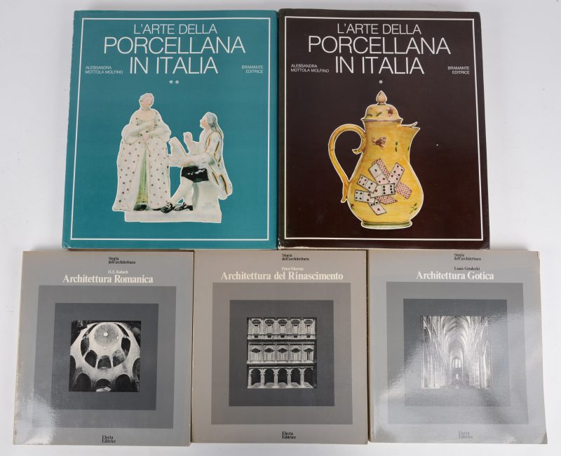 Vijf boeken. “Storia dell’architectura”. Electa Editrice 1978 (3 delen). Allessandra Mottola Molfino. “L’Arte della Porcellana in Italia”. Bramante Editrice 1977 (2 delen)