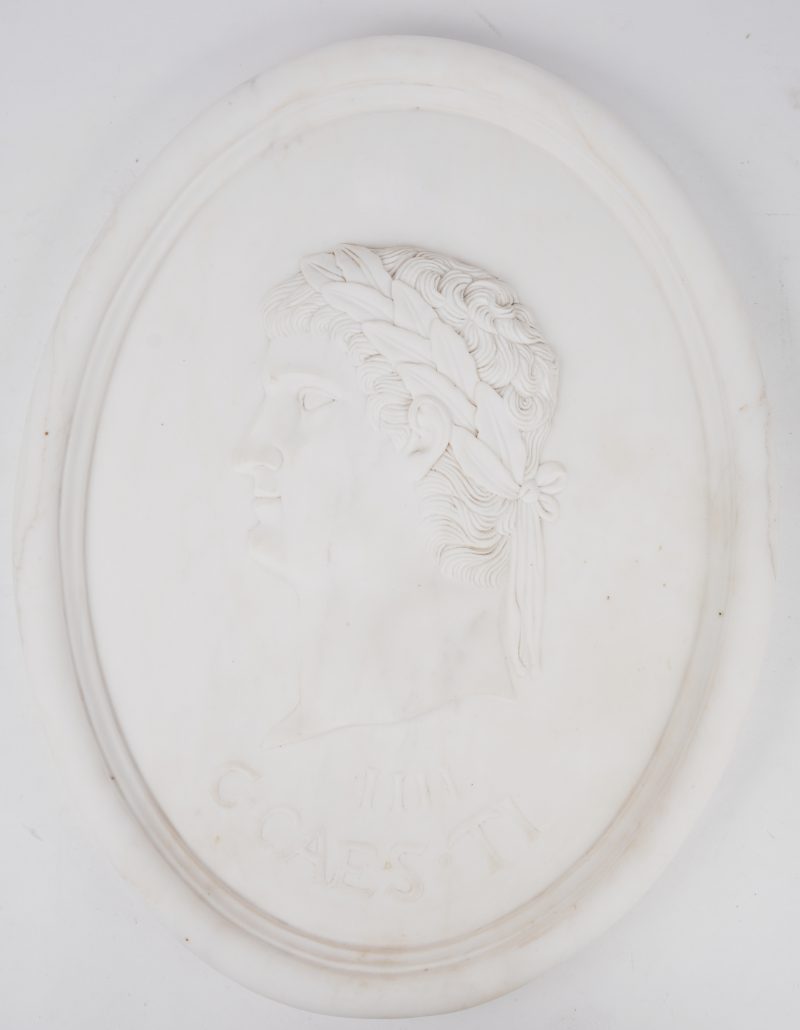 Een ovale plaquette van wit marmer met beeltenis van keizer Tiberius.