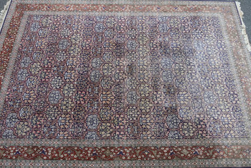 Een handgeknoopt tapijt van wol op katoen.