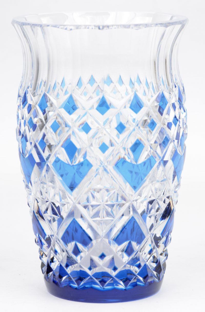 Een vaas van geslepen blauw en kleurloos kristal. Gemerkt.