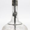 Een kristallen karaf met geslepen druivendecor en met verzilverde tuit en handvat. Gemerkt Thomas Prime & Son, “magneto-plated”. Engeland, XIXde eeuw.