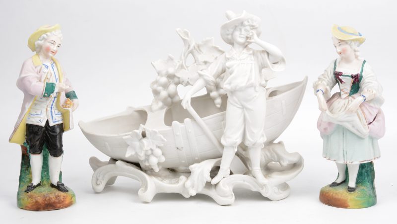 Een lot biscuit, bestaande uit een koppel en een siercoupe in de vorm van een boot met een jongen.