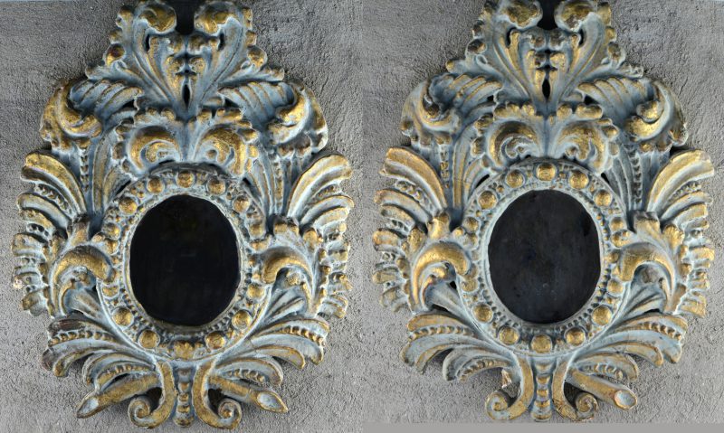 Een paar spiegels van hout en plaaster in barokke stijl. Beschadiging.