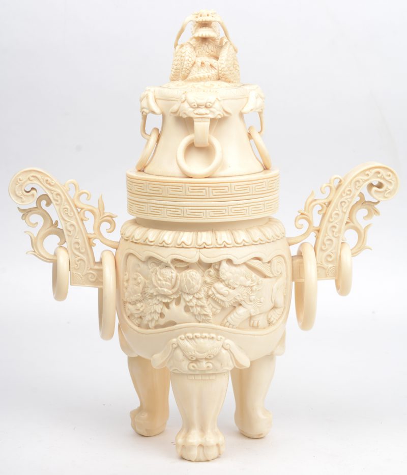 Een ivoren wierookbrander op drie poten en versierd met fijn gesculpteerde tempelleeuwen, ringen en getooid met een draak.