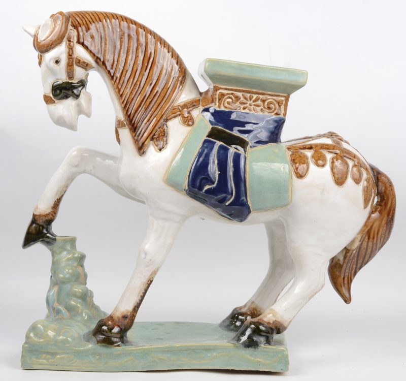 Een meerkleurig geglazuurd aardewerken paard. Chinees werk.