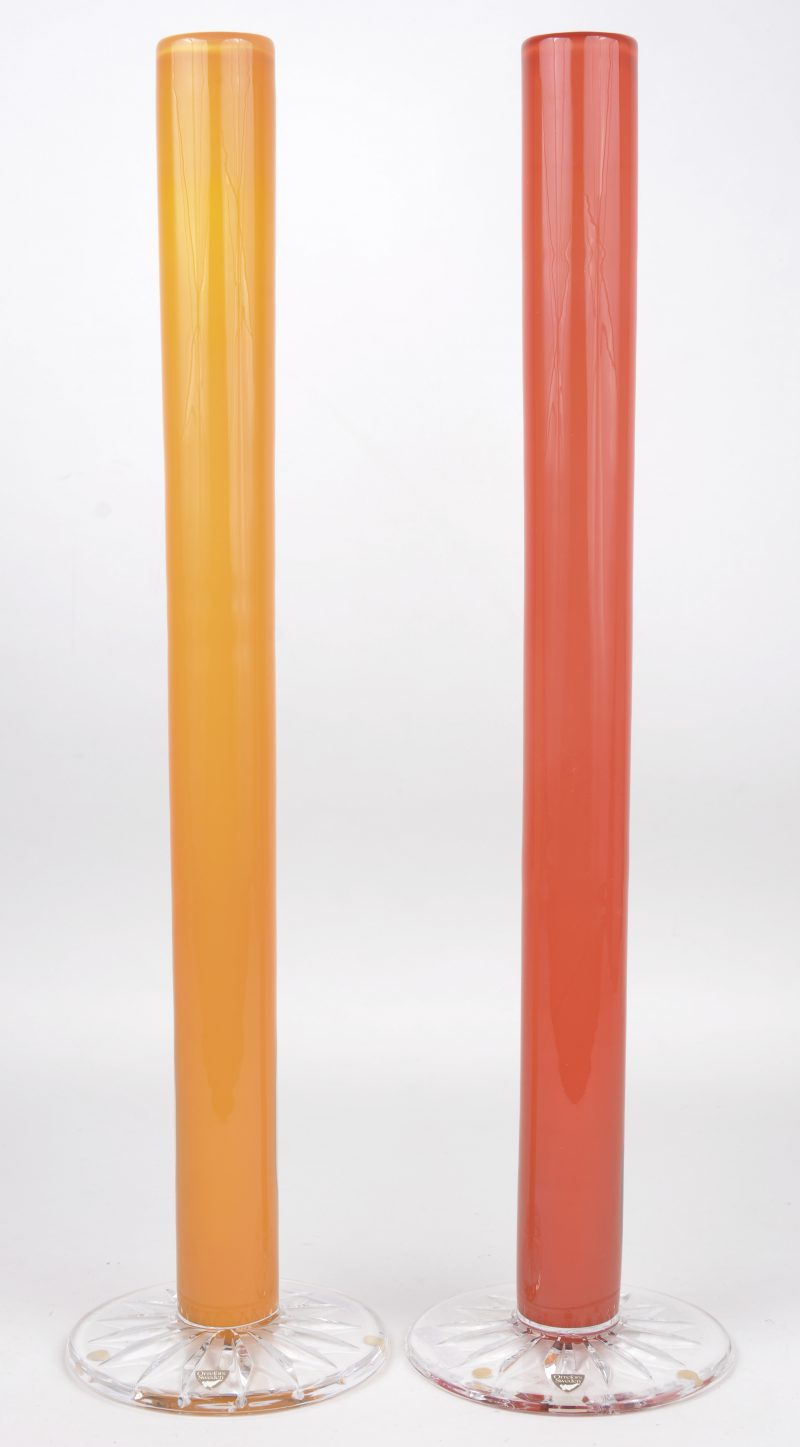 Twee buisvormige kristallen designvazen in resp. rood en oranje. Beide gemerkt.