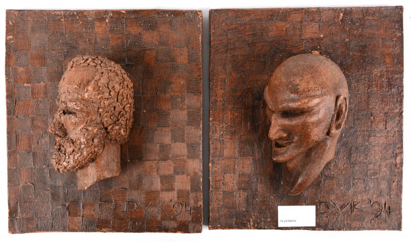 Twee terracotta tegels met geboetseerde hoofden in hoogreliëf. Beide gemonogrammeerd ‘DVK’ en gedateerd ‘94.