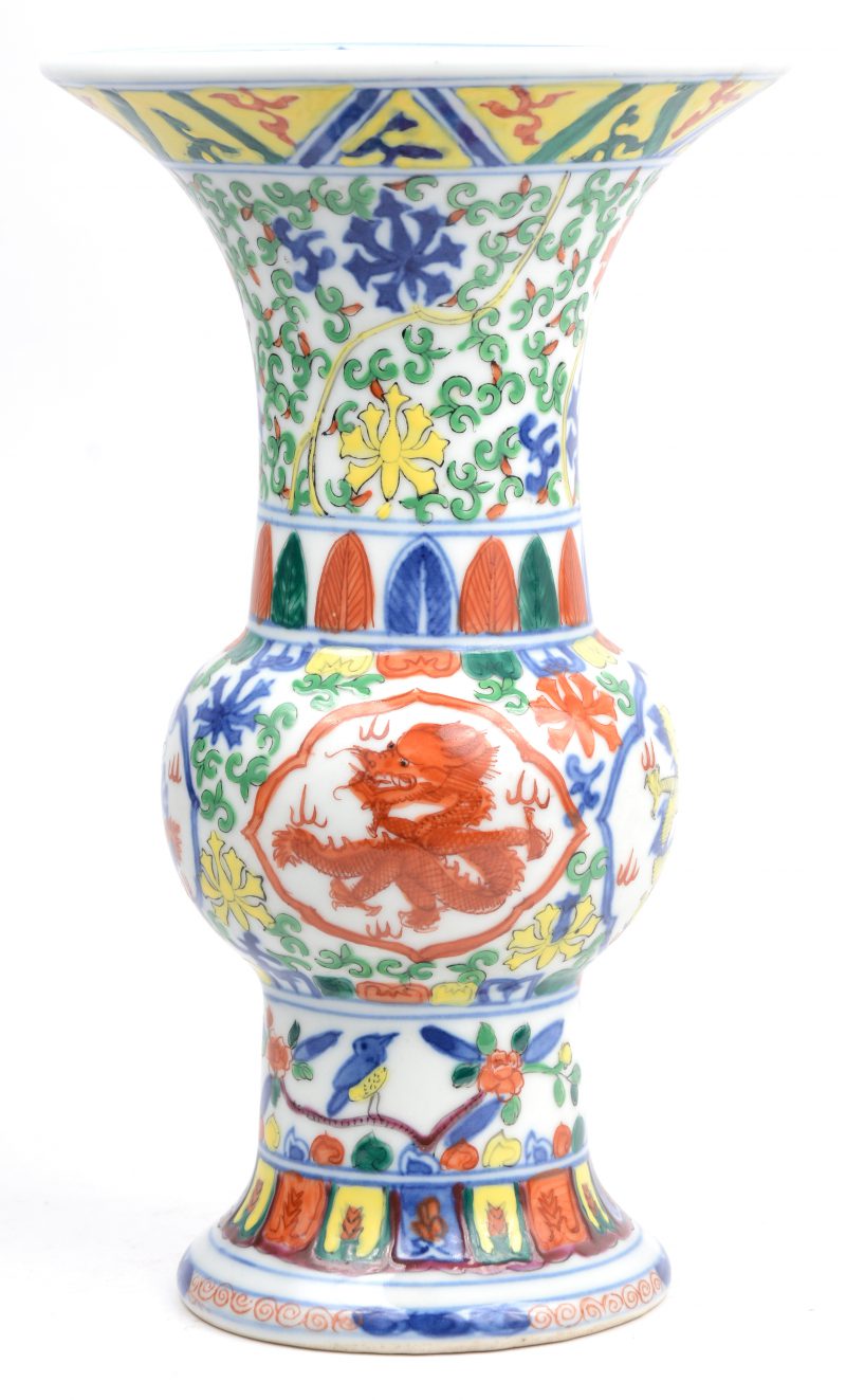 Een kraagvaasje van Chinees porselein met een drakendecor in vier kleuren. Onderaan gemerkt.