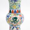 Een kraagvaasje van Chinees porselein met een drakendecor in vier kleuren. Onderaan gemerkt.