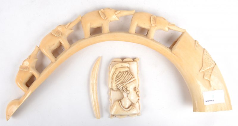 Een lot van drie stuks Afrikaans ivoor, waarbij een bewerkte nijlpaardentand.