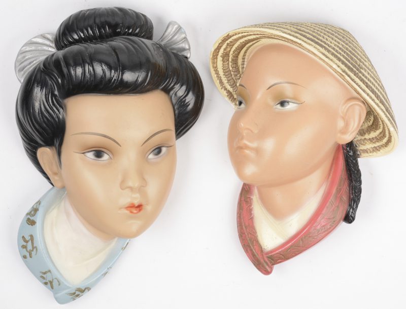 Twee gepolychromeerde gipsen hoofdjes als wandversiering. China, jaren ‘60.