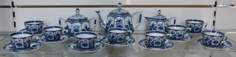 Een theeserviesje van Chinees porselein met een blauw op wit decor. Compleet voor negen personen. Onderaan gemerkt.