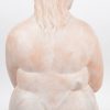 “Vrouwelijk naakt”. Een terracotta beeld. Gesigneerd en gedateerd ‘84. Restauratie(?) achteraan.