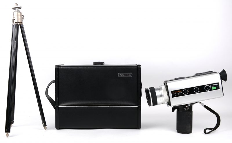 Een Electro 8 filmcamera. In originele tas en met statief.