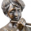 “Jonge fluitspeler”. Een bronzen beeld. Onleesbaar gesigneerd.