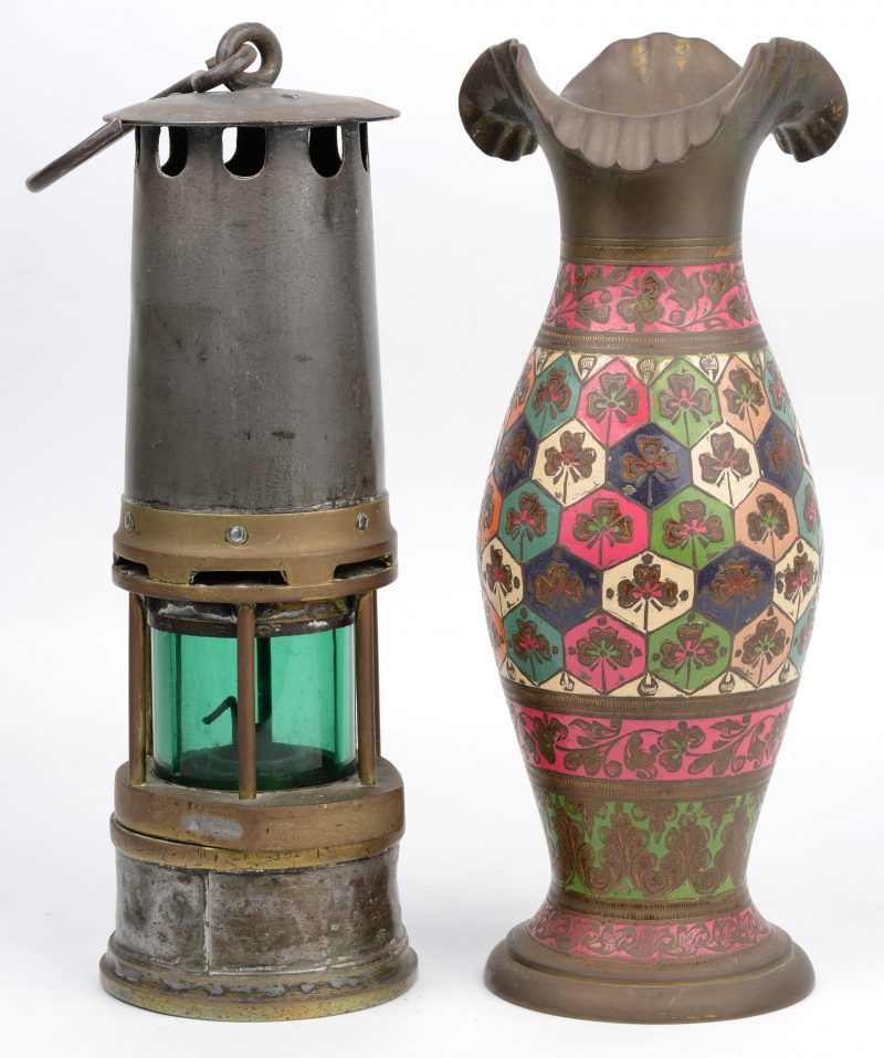 Een koperen mijnwerkerslamp en een Indisch kopern vaas met meerkleurig decor.