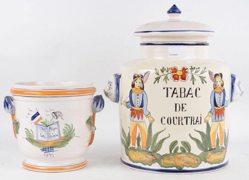 Twee stuks aardewerk, bestaande uit een grote tabakspot met opschrift ‘Tabac de Courtrai’ en een jardinière.