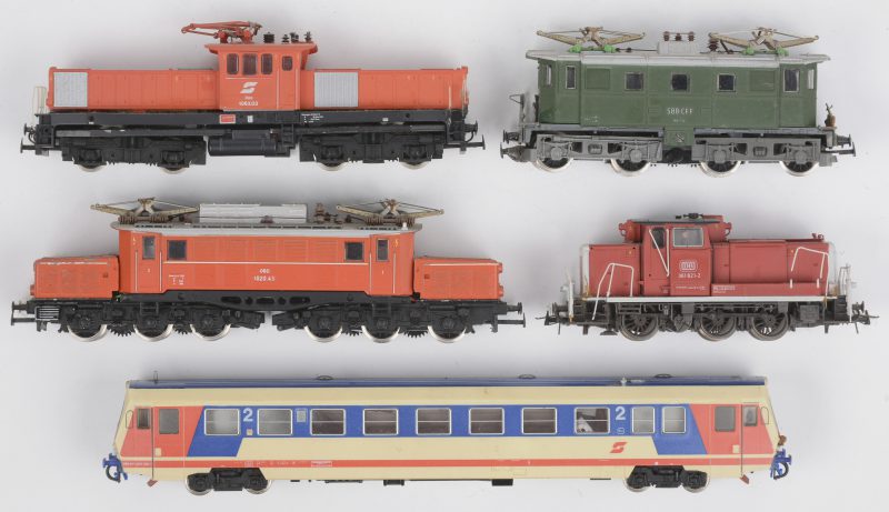 Een lot van vijf verschillende locomotieven op schaal HO, waarbij vier gemerkt van Kleinbahne en één van Roco. (Niet getest)