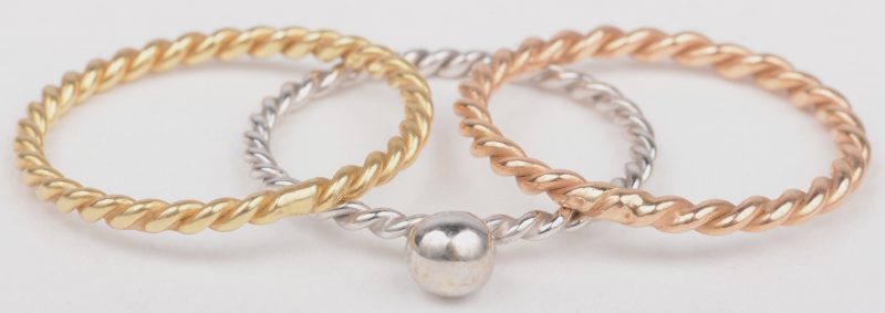 Drie ringen van 18 K wit, geel en roze geweven goud.