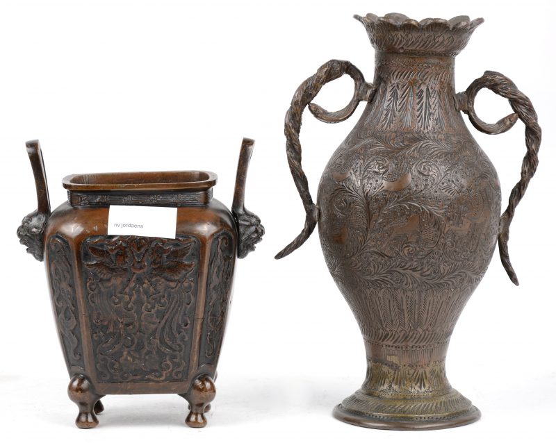 Twee stuks Aziatisch brons, bestaande uit een XIXe eeuws dekselvaasje (deksel manco) en een Perzisch vaasje met gegraveerd decor.