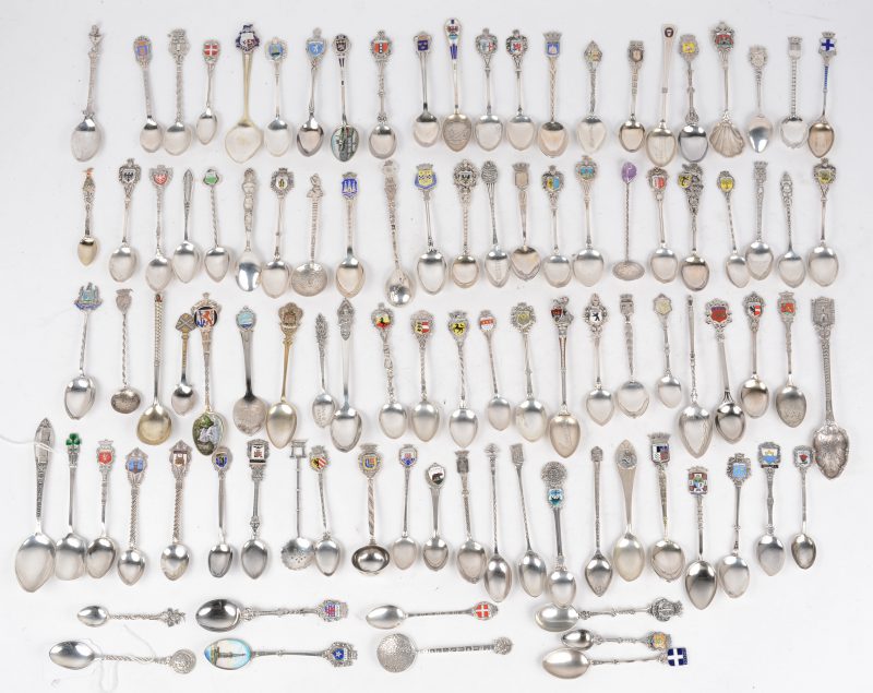 Een collectie van 100 diverse souvenirlepeltjes, overwegend van massief zilver, een aantal van verzilverd metaal. Bruto 1167 g.