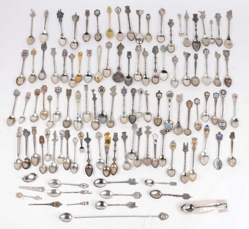 Een collectie van 100 diverse souvenirlepeltjes, overwegend van massief zilver, een aantal van verzilverd metaal. Bruto 1336 g.