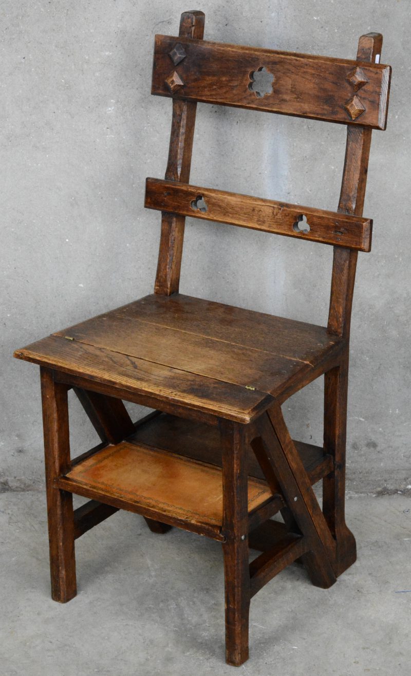 Een houten stoeltje, omplooibaar tot trapladdertje.