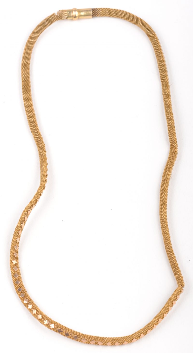 Een 18 K geelgouden geweven halssnoer. L: 19 cm.