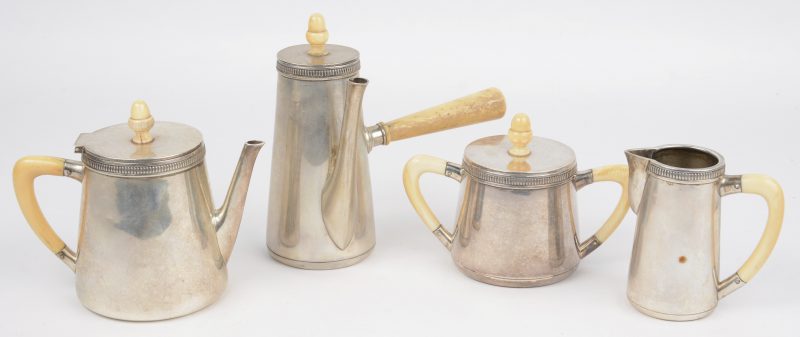 Een zilveren art deco bachelor tea set, konisch van vorm, met benen handvaten en versierd met een gegraveerde fries. Koffie-en theepotje, melk-en suikerpotje. Keuren van Wolfers 835/1000.
