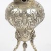 Een ovale schotel van gedreven zilver. Duitse keuren, 800/1000, evanals een zilveren vaasje met drie pootjes. h: 14 cm.