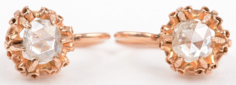 Een paar 18 K rooskleurige oorbellen bezet met diamant oude slijp met een gezamenlijk gewicht van +- 0,50 ct.
