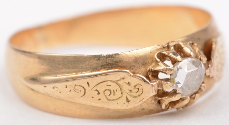Een 18 K geelgouden ring bezet met diamant oude slijp van +- 0,15 ct.