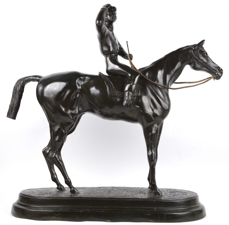 “Jockey te paard”. Een bronzen beeld naar een werk van Charles Valton.