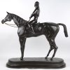 “Jockey te paard”. Een bronzen beeld naar een werk van Charles Valton.