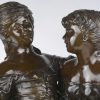 “Zusjes”. Een bronzen groep met bruin patina op zwart marmeren sokkel. Postume geut naar Louis en François Moreau.