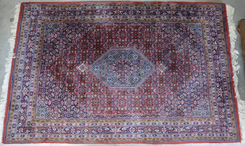 Een handgeknoopt Indisch wollen tapijt.