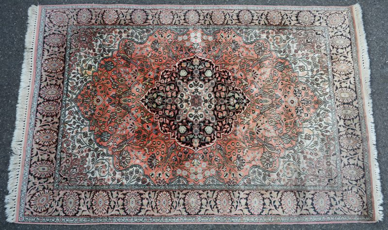 Een handgeknoopt Perzisch zijden karpetje.