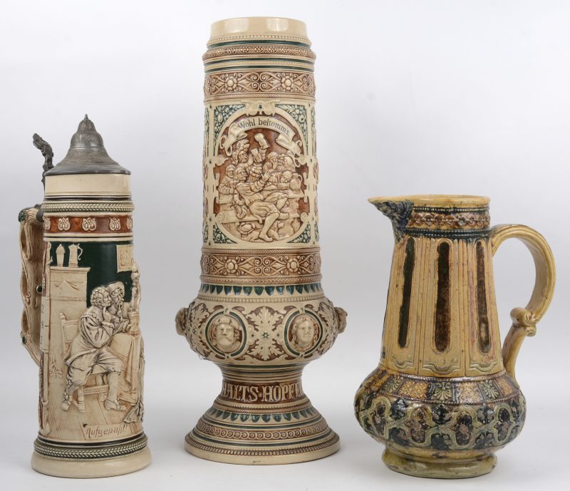 Drie stuks Keuls aardewerk, bestaande uit een kan, een kruik en een bierpul met tinnen deksel.
