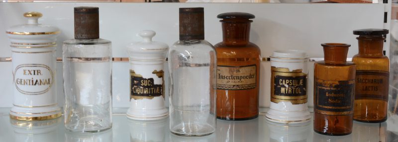 Een lot van acht verschillende antieke apothekerspotten. Glas, kristal en porselein.
