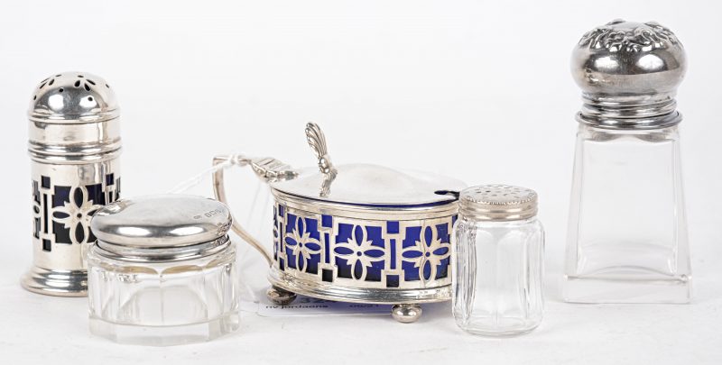 Een lotje Engels zilver, bestaande uit twee verschillende zoutstrooiers, een mosterdpotje met blauw glazen recipiënt, een parfumflesje en een potje.