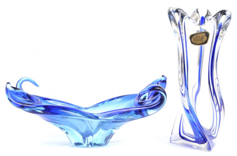 Een vaas en een coupe van blauw kristal. de eerste gemerkt van Lux Glass, Austria.