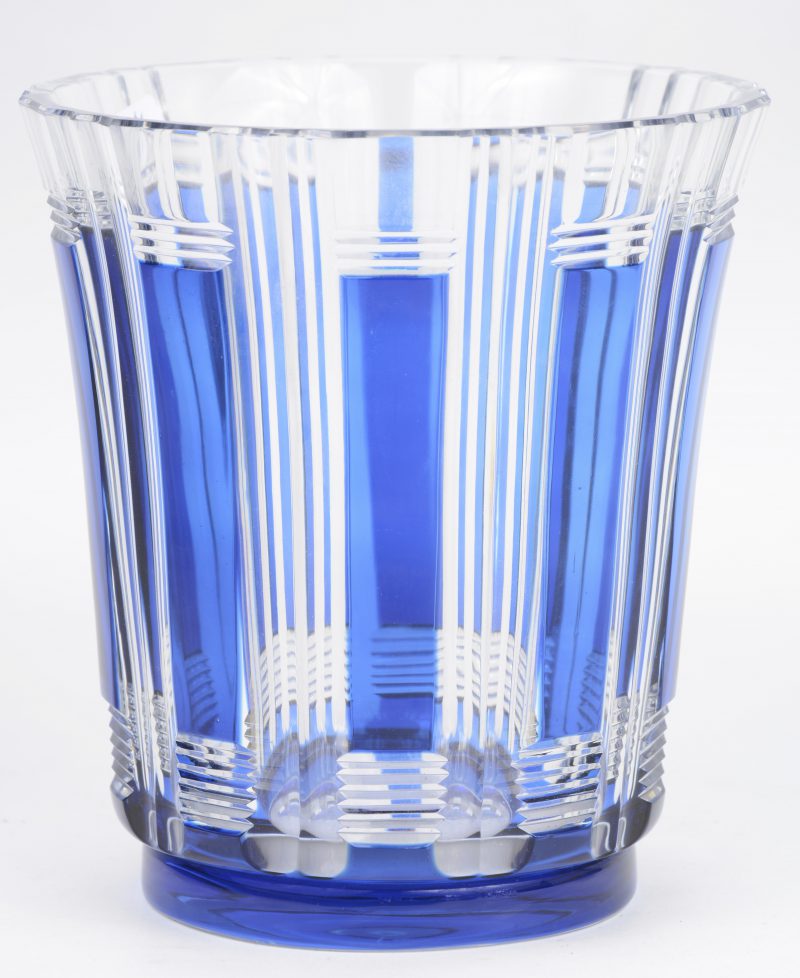 Een vaas van geslepen en blauw gedubbeld kristal. Tijdperk art deco. Gemerkt.