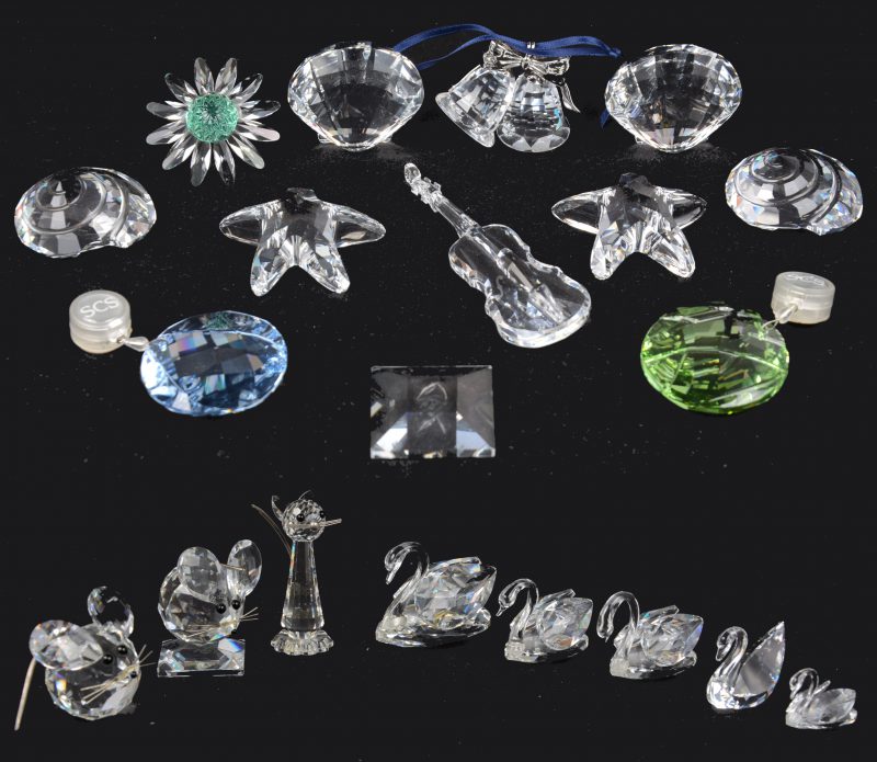 Een lot Swarovski kristal, bestaande uit o.a. 5 zwaantjes, 2 muizen, een kat, kerstornamenten, etc...