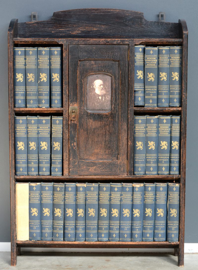 Een kastje met een reeks boeken van Hendrik Conscience.