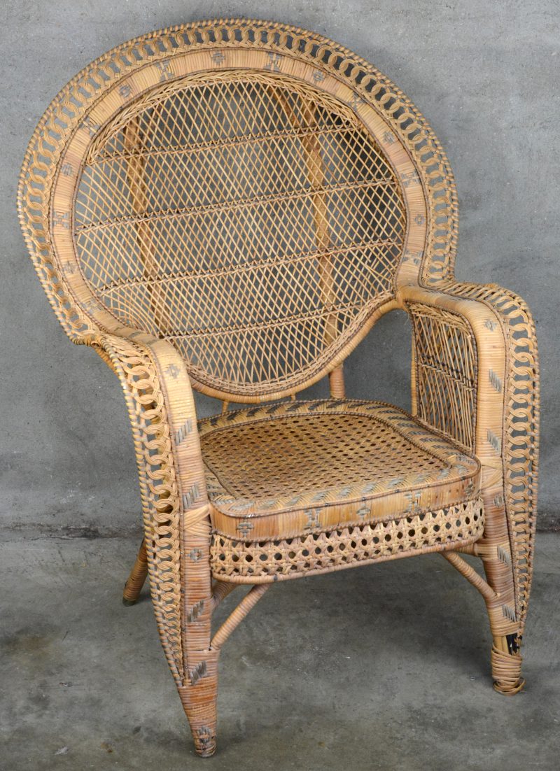 Een rotan ‘fauteuil Emanuelle” of pauwenstoel. Medio XXe eeuw. Goede staat, één los biesje.