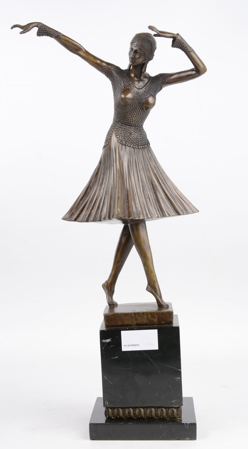 “Danseres”. Een bronzen beeld op marmeren sokkel naar een werk van Chiparus.